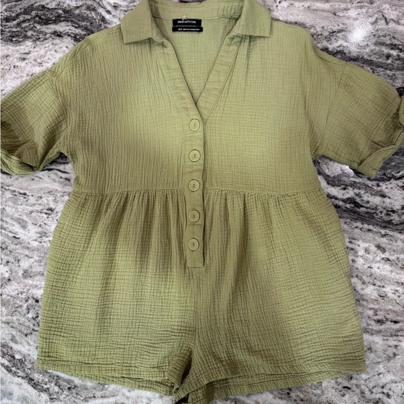 Urban Outfitters Olive Green Gauze Romper Women’s Size M Button Front Short Slee - Picture 3 of 8